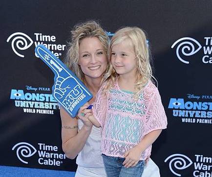 Little Bayley poses with mum Teri Polo at a movie premiere